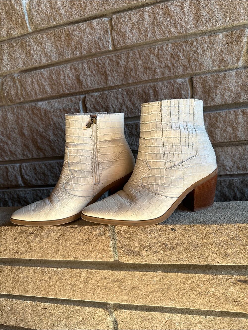 Blondo Waterproof Western Boots Cream Croc Embossed Pointed Toe Size 7.5